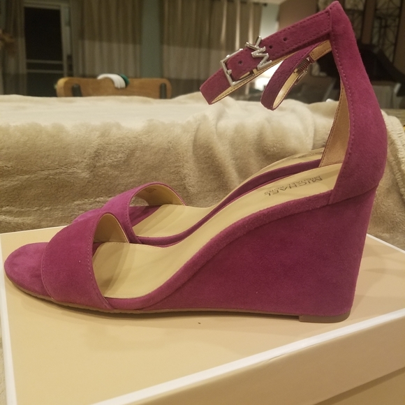 Michael Kors Fiona Wedge Suede Dark  Fuschia/Garnet - Picture 3 of 10